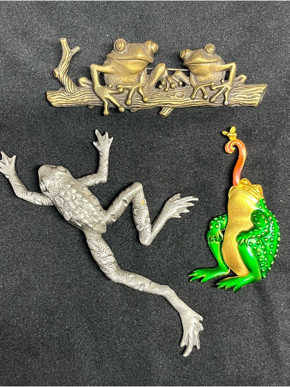 Vintage 80’s JJ Frogs Amphibian Brooches pins, frogs on the log